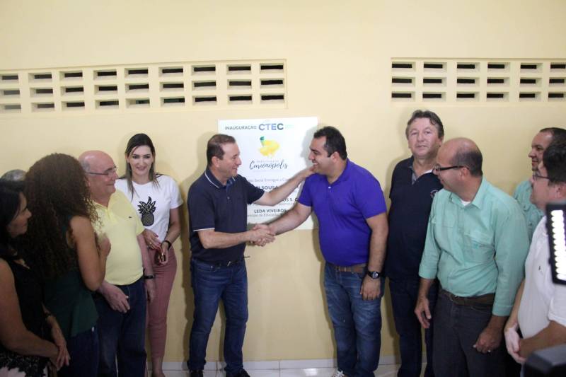 O aniversário do município de Curionópolis, nesta quinta-feira, 10 de maio, foi comemorado com shows, inaugurações e assinatura de convênio com o Governo do Pará para a implantação da iluminação do trecho urbano da PA-257. A obra tem investimento estadual de R$ 2.705.099,00. A secretária de Municípios Sustentáveis, Izabela Jatene, representou o governador Simão Jatene na cerimônia. A programação iniciou com a inauguração de obras municipais, como o Centro Técnico e Esportivo de Curionópolis (foto) e a Praça da Juventude. Um bolo de 30 metros e os parabéns entoados pela população deram o tom da comemoração.
FOTO: ANTONIO MACEDO / DIVULGAÇÃO
DATA: 10.05.2018
CURIONÓPOLIS - PARÁ <div class='credito_fotos'>Foto: ANTONIO MACEDO / DIVULGAÇÃO | <a href='/midias/2018/originais/e010a1e4-bc3b-4565-88a3-24fa5d0a4e74.jpg' download><i class='fa-solid fa-download'></i> Download</a></div>