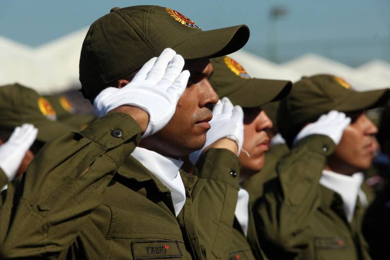 A cerimônia de formatura dos novos praças da Polícia Militar ocorreu na manhã desta segunda-feira (9), simultaneamente, em Belém e outros seis municípios paraenses: Santa Izabel, Castanhal, Barcarena, Capanema, Bragança e Tucuruí. Em Parauapebas, Marabá, Breves, Soure e Conceição do Araguaia, a formatura será celebrada na quinta-feira, dia 12. Na sexta-feira, dia 13, é a vez de Santarém, Altamira, Paragominas e Itaituba. O governador Simão Jatene presidiu a cerimônia de formatura no Portal da Amazônia, bairro da Cidade Velha, em Belém. Milhares de familiares dos formandos lotaram o espaço para entregar aos novos policiais militares seus diplomas de conclusão de curso.
FOTO: SIDNEY OLIVEIRA / AG. PARÁ
DATA: 09.07.2018
BELÉM - PARÁ <div class='credito_fotos'>Foto: Sidney Oliveira/Ag. Pará | <a href='/midias/2018/originais/e019c229-b5af-4b5c-8e5d-d84c70e44d1b.jpg' download><i class='fa-solid fa-download'></i> Download</a></div>