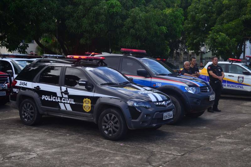 Foi lançada na manhã deste sábado, 8, na Praça da Bandeira, em Belém, a Operação Boas Festas (foto), coordenada pela Polícia Militar do Pará e integrada aos órgãos do Sistema de Segurança Pública do Estado. As ações da Boas Festas vão até o dia 1º de janeiro de 2019. A população do Estado contará com 6,6 mil policias militares que reforçarão o policiamento ordinário na capital, área metropolitana e demais regiões paraenses. 

FOTO: ELIELSON MODESTO / ASCOM SUSIPE
DATA: 08.12.2018
BELÉM - PARÁ <div class='credito_fotos'>Foto: Elielson Modesto / Ascom Segup   |   <a href='/midias/2018/originais/e01f340f-f099-4b40-8351-0a65520459aa.jpg' download><i class='fa-solid fa-download'></i> Download</a></div>