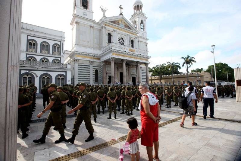 Cerca de 2 mil alunos do curso de formação de praças da Polícia Militar cumprem neste sábado (12) uma etapa importante da preparação: eles saem pela primeira vez às ruas, no estágio supervisionado, para vivenciar situações reais da carreira e, ao mesmo tempo, reforçar o policiamento ostensivo. Em Belém, cerca de 500 homens e mulheres se concentraram na Praça Santuário, em frente à Basílica de Nazaré, e saíram, em seguida, para diversos pontos da capital. A ação faz parte do pacote de medidas de combate à criminalidade e reforço da segurança pública anunciado pelo Governo do Estado.
FOTO: SIDNEY OLIVEIRA / AG. PARÁ
DATA: 12.05.2018
BELÉM - PARÁ <div class='credito_fotos'>Foto: Sidney Oliveira/Ag. Pará | <a href='/midias/2018/originais/e02b4a90-c7e2-490f-b7db-e5d8017797a9.jpg' download><i class='fa-solid fa-download'></i> Download</a></div>