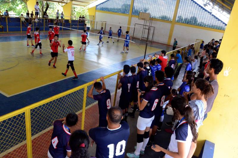 Paragominas, Mãe do Rio e Tomé-Açu são os primeiros campeões da Regional dos Jogos Estudantis Paraenses (JEPS), que ocorrem até domingo (13) em Mãe do Rio, na região nordeste do Pará. O time de Mãe do Rio no voleibol Masculino B, da Escola Marino Contti perdeu a partida final para os atletas da Escola Nikkei de Tomé-Açu (de vermelho).
FOTO: ELISEU DIAS / ASCOM SEDUC
DATA: 11.05.2018
MÃE DO RIO - PARÁ <div class='credito_fotos'>Foto: Eliseu Dias / Ascom Seduc | <a href='/midias/2018/originais/e02b5696-bfa8-4ac2-b4cc-faacdfc7e317.jpg' download><i class='fa-solid fa-download'></i> Download</a></div>