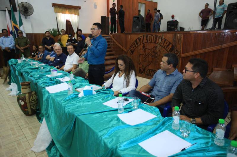 O produtor rural Nilson Corrêa da Silva, 23 anos, mora na comunidade Santo Ezequiel Moreno e produz alimentos em 700 hectares de terra na agrovila Acutipereira, no município de Portel, no arquipélago do Marajó. Mesmo morando e produzindo alimentos na comunidade, ele não possuía título de propriedade de terra. Para beneficiar produtores como Nilson, o governador Simão Jatene entregou, na manhã desta sexta-feira (23), títulos coletivos que beneficiaram mais de mil famílias. Os títulos também beneficiaram comunidades remanescentes de quilombos e povos tradicionais do município marajoara. O Pará foi o Estado que mais titulou áreas em prol dos remanescentes de quilombos no Brasil. Das 170 comunidades tituladas no país, 62 estão no Pará, sendo que destas 53 foram tituladas pelo Instituto de Terras do Pará (Iterpa).

FOTO: MÁCIO FERREIRA / AG. PARÁ
DATA: 23.03.2018
PORTEL - PARÁ <div class='credito_fotos'>Foto: MÁCIO FERREIRA/ AG. PARÁ   |   <a href='/midias/2018/originais/e0368b51-381c-44b5-8bfb-a6c601d609a9.jpg' download><i class='fa-solid fa-download'></i> Download</a></div>