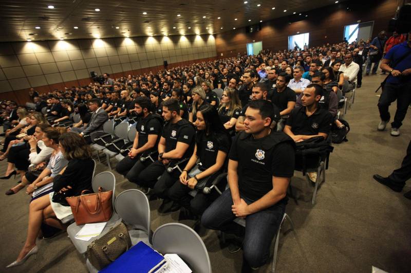 O Governo do Pará segue firme na política de prevenção e redução da criminalidade em todo o estado, com investimentos e o reforço de novos agentes que atuarão na segurança pública. Na tarde desta quinta-feira (22), os 474 aprovados em concurso público tomaram posse e receberam os equipamentos de trabalho. A cerimônia ocorreu no Hangar Convenções e Feiras da Amazônia, em Belém, e contou com a presença do governador Simão Jatene, entre outras autoridades.
FOTO: RODOLFO OLIVEIRA / AG. PARÁ
DATA: 22.03.2018
BELÉM - PARÁ <div class='credito_fotos'>Foto: Rodolfo Oliveira/Ag. Pará | <a href='/midias/2018/originais/e038acde-1c8e-445c-87d4-147e82ea7793.jpg' download><i class='fa-solid fa-download'></i> Download</a></div>