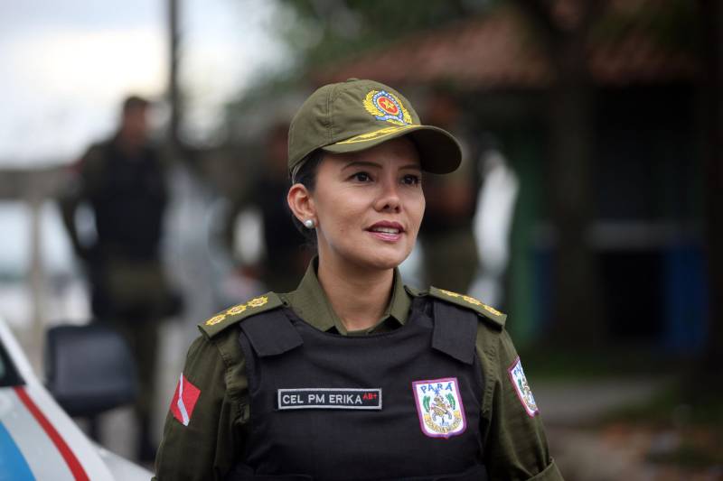 Belém possui mais de trinta ilhas, entre elas, algumas bastante povoadas como Mosqueiro, Caratateua, Cotijuba, e Combu. Agora estas ilhas passarão a contar com o Batalhão de Policiamento das Ilhas, criado pela Polícia Militar do Pará para atender à população desses lugares. Outra novidade, é que pela primeira vez um batalhão da Região Metropolitana de Belém terá à frente do comando uma mulher, a coronel Érika Natalie Duarte, na PM Pará há 26 anos.
FOTO: IGOR BRANDÃO / AG. PARÁ
DATA: 08.03.2018
BELÉM - PARÁ <div class='credito_fotos'>Foto: IGOR BRANDÃO / AG. PARÁ | <a href='/midias/2018/originais/e0565371-e81b-48f1-9d35-be4a9b66b7a5.jpg' download><i class='fa-solid fa-download'></i> Download</a></div>