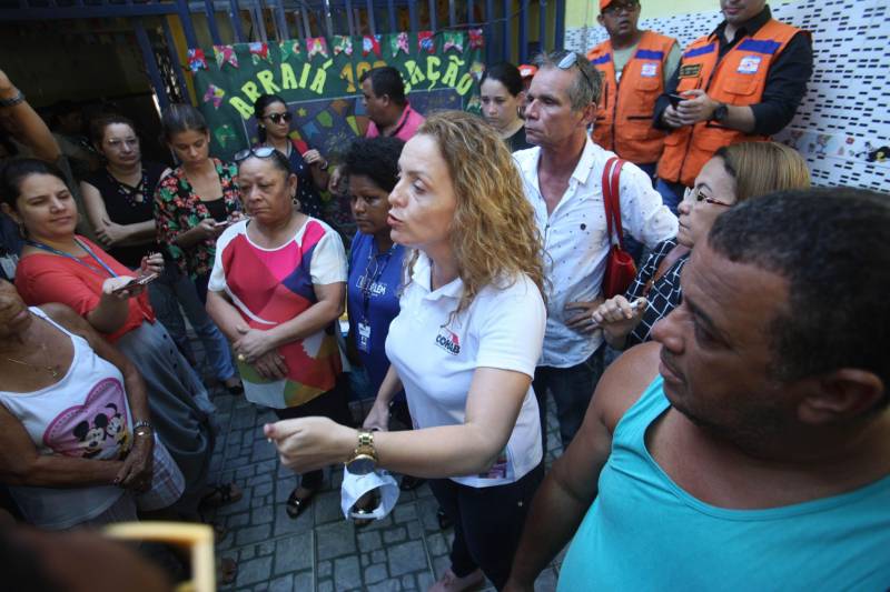 Equipes do Corpo de Bombeiros continuam o trabalho no local do incêndio que ocorreu nesta quinta-feira, 31, na passagem Serrão de Castro, próximo à avenida José Bonifácio, no bairro do Guamá, em Belém. Na foto, Ellen Guedes, diretora do programa Cheque Moradia, da Cohab.
FOTO: MARCELO LELIS / AG. PARÁ
DATA: 01.06.2018
BELÉM - PARÁ <div class='credito_fotos'>Foto: Marcelo Lelis / Ag. Pará | <a href='/midias/2018/originais/e05b0aa9-1a49-47bd-947f-c94e6e68fe43.jpg' download><i class='fa-solid fa-download'></i> Download</a></div>