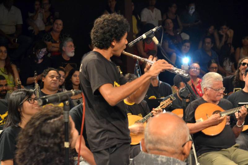 Um repertório inteiro baseado na obra de Jacob do Bandolim, muitos sorrisos e uma plateia extremamente participativa e atenta. Assim foi a noite da última sexta-feira, 4, no Teatro Experimental Waldemar Henrique, na Praça da República, em Belém. O espetáculo (foto) promovido por mais de 45 músicos foi o encerramento do primeiro módulo do projeto, uma iniciativa da Fundação Cultural do Pará que desde 2006 reúne músicos em vários estágios de aprendizado e de várias idades - dos 13 aos 60 - e difunde o choro como um dos principais estilos musicais paraenses.
FOTO: ASCOM / FCP
DATA: 05.05.2018
BELÉM - PARÁ <div class='credito_fotos'>Foto: ASCOM FCP | <a href='/midias/2018/originais/e05e81a3-b403-4368-a0e9-ff7a148d8a7d.jpg' download><i class='fa-solid fa-download'></i> Download</a></div>