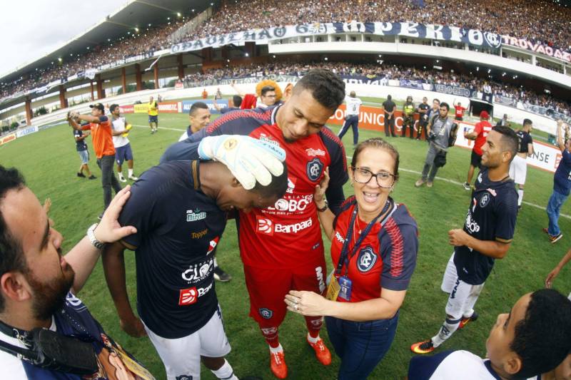 Foram exatos dois meses tentando assistir ao seu primeiro Re x Pa em 2018. Neste domingo, finalmente, a estudante Hendrea Souza convenceu o noivo, Arthur Pantoja, a levá-la ao Estádio Olímpico do Pará, o Mangueirão. E logo numa final. "Só trouxe porque vim no domingo passado e vi algumas mudanças no esquema de segurança", disse Arthur. "Tem mais policiais e a bebedeira em volta do estádio praticamente acabou", afirmou. As mudanças realmente aconteceram a partir do clássico do último dia primeiro e já surtiram efeito. A chamada “Operação Mangueirão” pôs em prática ações de ordenamento no entorno do estádio, com início a partir das 7h30 e encerramento às 20h. A operação determina a delimitação de espaço para atuação de vendedores ambulantes, proibição de veículos com sons automotivos ao redor do estádio e de barracas irregulares, seis pontos de bloqueio e dois para o ingresso de comerciantes e orientações ao público.
FOTO: THIAGO GOMES / AG. PARÁ
DATA: 08.04.2018
BELÉM - PARÁ <div class='credito_fotos'>Foto: Thiago Gomes /Ag. Pará | <a href='/midias/2018/originais/e061d406-4c94-4d7b-99ac-6967d9aeba3e.jpg' download><i class='fa-solid fa-download'></i> Download</a></div>