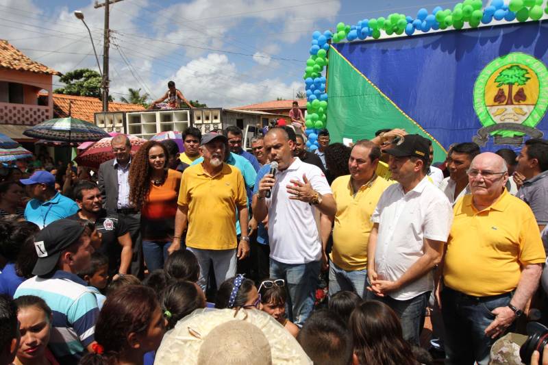 "Agora a população terá um lugar mais organizado, com mais higiene para comprar seu pescado e a sua carne. E pra gente que possui restaurante é melhor ainda, pois além da facilidade de adquirir os alimentos, o mercado também atrai clientes", comemorou Jaqueline Cardoso, 20 anos, que possui um ponto de venda de comidas em frente ao Mercado Municipal José Noronha Monteiro, no distrito de Boa Vista, em Quatipuru, no nordeste paraense. O espaço foi entregue oficialmente à população nesta segunda-feira (19), assim como as obras de pavimentação asfáltica da PA-446 e de cinco pontes em concreto ao longo da rodovia. A cerimônia contou com a presença do governador Simão Jatene, parlamentares, prefeitos da região entre outras autoridades locais. "Essas são importantes obras que vão beneficiar não só a população de Quatipuru, mas de toda a região. E faço questão de ressaltar que em todas elas existe o dinheiro dos impostos que todos nós paraenses pagamos. Esse é o retorno que fazemos questão de dar à população. Nós gestores somos apenas instrumentos desse grande desenvolvimento, quem financia é o povo", afirmou o governador Simão Jatene.
FOTO: CRISTINO MARTINS / AG. PARÁ
DATA: 19.03.2018
QUATIPURU - PARÁ <div class='credito_fotos'>Foto: Cristino Martins/Ag. Pará | <a href='/midias/2018/originais/e062726d-52d0-445a-ba82-794a8c3c7a74.jpg' download><i class='fa-solid fa-download'></i> Download</a></div>