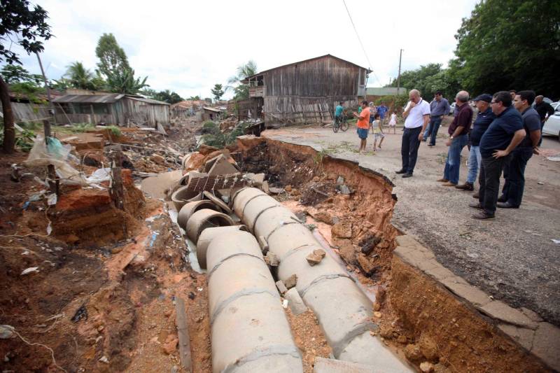 O Governador do Pará, Simão Jatene (foto), esteve durante esta sexta-feira (13) no município de Paragominas. Além de visitar as áreas afetadas pela enxurrada que ocorreu na madrugada da quinta-feira (12), ele conversou com moradores atingidos, reuniu com autoridades municipais, secretários de estado, com o Corpo de Bombeiros e a Defesa Civil para traçar as metas e ações a serem cumpridas para restabelecer a normalidade na cidade. A forte enxurrada, que durou toda a madrugada, alagou cerca de 40% da cidade e atingiu 350 famílias. Até o momento, 13 locais foram adequados para funcionar como abrigo, entre escolas, associações, ginásios, entre outros, para receber desabrigados e desalojados.

FOTO: SIDNEY OLIVEIRA / AG. PARÁ
DATA: 13.04.2018
PARAGOMINAS - PARÁ <div class='credito_fotos'>Foto: Sidney Oliveira/Ag. Pará   |   <a href='/midias/2018/originais/e073799e-ec78-4ef6-9ec2-6da0a04442e8.jpg' download><i class='fa-solid fa-download'></i> Download</a></div>
