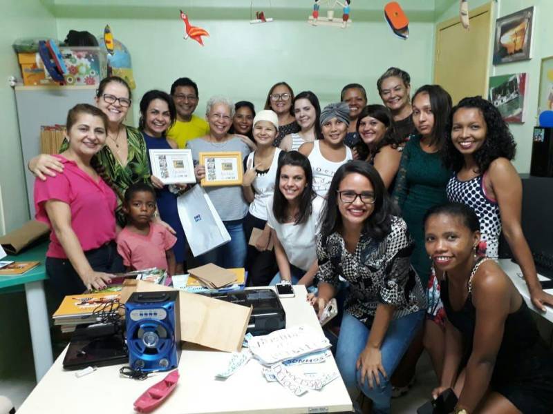 Pacientes vítimas de escalpelamento e que ficam hospedadas no Espaço Acolher, da Fundação da Santa Casa de Misericórdia do Pará, participaram, na quarta-feira, 13, do encerramento do projeto Didático “Traçando Saberes em Poema de Miriti” (foto). A atividade teve como base o livro Poemas de Miriti, de Edithe Pereira e Luiz Carlos França e compôs a doação de livros realizada ao Espaço pelo projeto Livro Solidário, coordenado pela Imprensa Oficial do Estado. A obra foi amplamente trabalhada entre as meninas que passam por tratamento. Elas extraíram referências dos poemas para sua realidade e trocaram experiências entre si. O resultado foi o enriquecimento mútuo de histórias de vida, além da montagem de uma maquete simulando a área ribeirinha de origem dessas meninas.
FOTO: ASCOM / IOE
DATA: 14.06.2018
BELÉM - PARÁ <div class='credito_fotos'>Foto: ASCOM IOE | <a href='/midias/2018/originais/e0745081-f78a-4213-8718-48afc41e6582.jpg' download><i class='fa-solid fa-download'></i> Download</a></div>