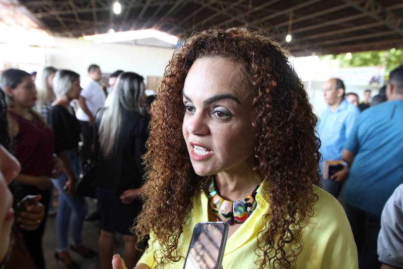 O município de Jacundá, no sudeste paraense, recebeu nesta sexta-feira (6) importantes investimentos em segurança e infraestrutura. O Governo do Estado repassou para o policiamento do município 5 viaturas e 2 veículos para o reforço das ações Departamento de Trânsito do Estado (Detran). Foi entregue ainda a ordem de serviço para a pavimentação asfáltica de cinco quilômetros de vias, na ordem de R$ 3 milhões. A cerimônia foi no salão paroquial da Igreja de Nossa Senhora do Perpetuo Socorro, conduzida pela secretária de Municípios Sustentáveis, Izabela Jatene, que representou o governador Simão Jatene, e contou com a participação de representantes de parlamentares, lideranças comunitárias, entre outras autoridades municipais. Na foto, a secretária de Municípios Sustentáveis, Izabela Jatene.
FOTO: CRISTINO MARTINS / AG. PARÁ
DATA: 06.07.2018
JACUNDÁ - PARÁ <div class='credito_fotos'>Foto: Cristino Martins/Ag. Pará | <a href='/midias/2018/originais/e074f5c8-453f-4b65-9f77-a04a78617be4.jpg' download><i class='fa-solid fa-download'></i> Download</a></div>