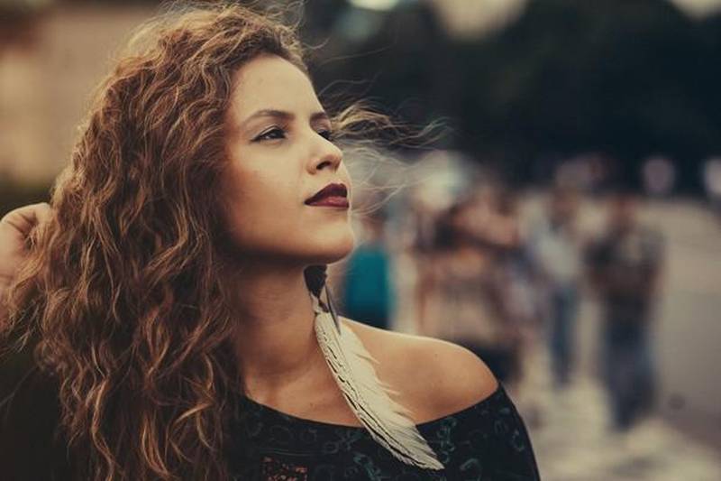 Com a expectativa de casa cheia na Praça do Artista do Centur, a cantora e violinista paraense Luê Soares abre a programação musical da II Feira Livre de Arte e Cultura da Fundação Cultural do Pará (FCP), na sexta-feira, 9, a partir das 19 horas. A entrada é franca. A artista paraense retorna à sua cidade natal depois de uma temporada fora em virtude da produção de seu segundo CD chamado “Ponto de Mira”, inspirado em sua vivência na cidade de São Paulo. Segundo ela, o repertório do show na Feira Livre da FCP será composto de músicas deste e de seu primeiro álbum chamado “A Fim de Onda”, lançado em 2013. Ambos contam com o apoio da Lei Semear de incentivo à cultura, da FCP.
FOTO: DIVULGAÇÃO
DATA: 06.03.2018
BELÉM - PARÁ <div class='credito_fotos'>Foto: Divulgação | <a href='/midias/2018/originais/e081835c-c5e6-4d78-a985-128107965b1d.jpg' download><i class='fa-solid fa-download'></i> Download</a></div>