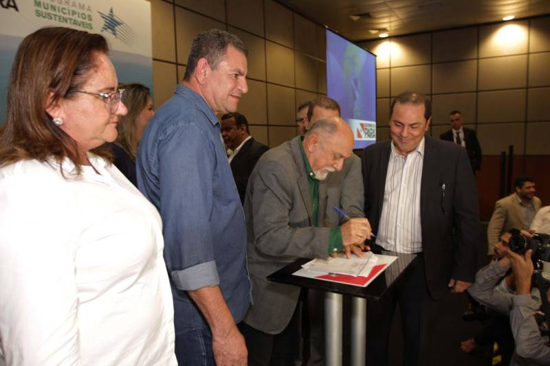 O primeiro dia do Fórum Permanente de Prefeitas e Prefeitos dos Municípios Sustentáveis contou com a participação de 85 prefeitos , 17 vices e 21 secretários municipais dos 141 municípios manifestaram interesse em adotar as diretrizes do programa. Para o governador Simão Jatene, esta grande participação simboliza a união de agentes públicos que colocaram os interesses coletivos acima dos interesses individuais para construir um estado melhor para todos. Com o tema “Gestão Compartilhada”, o evento traz as experiências e os desdobramentos das agendas governamentais que foram planejadas em parceria com as gestões municipais. Através da Secretaria Extraordinária de Municípios Sustentáveis (Semsu) Governo do Pará, por meio da Semsu, investe na capacitação dos municípios para a promoção de uma gestão fiscal eficiente. Para Izabela Jatene, este primeiro dia serviu para sinalizar o quanto os gestores estão preocupados com o equilíbrio da questão fiscal dos municípios e em desenvolver uma governança compartilhada para desenvolver seus municípios.
FOTO: CRISTINO MARTINS / AG. PARÁ
DATA: 07.02.2018
BELÉM - PARÁ <div class='credito_fotos'>Foto: Cristino Martins/Ag. Pará | <a href='/midias/2018/originais/e08f5313-5a77-4a2c-bdd6-8f56d00c0c67.jpg' download><i class='fa-solid fa-download'></i> Download</a></div>