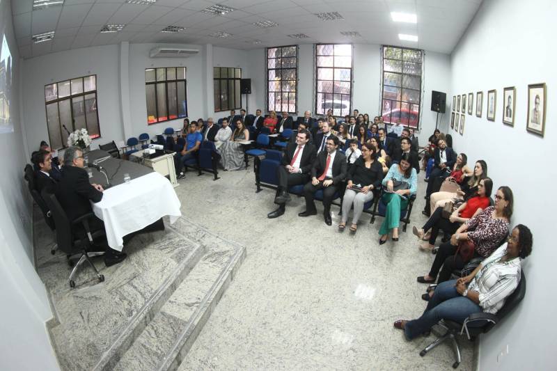 O procurador-geral do Estado, Ophir Cavalcante Junior, deu posse, na tarde da última segunda-feira (26), a seis novos procuradores do Estado, aprovados no 20º concurso público da Procuradoria Geral do Estado (PGE). O evento ocorreu no auditório do prédio-sede da instituição, em Batista Campos, Belém. Foram empossados Idemar Cordeiro Peracchi, Edson dos Santos Matoso, Ducival Carvalho Pereira Júnior, Giulliane Pinheiro Corrêa de Lima, Jobson de Oliveira Pereira e Arthur Marcel Batista Gomes. A cerimônia teve a presença do procurador-geral adjunto, Henrique Nobre Reis, do corregedor-geral da PGE, Paulo de Tarso Dias Klautau Filho, do presidente da Associação dos Procuradores do Estado, Ary Lima Cavalcanti, e de diversos procuradores do Estado, familiares e amigos dos empossados.
FOTO: THIAGO GOMES / AG. PARÁ
DATA: 27.03.2018
BELÉM - PARÁ <div class='credito_fotos'>Foto: Thiago Gomes /Ag. Pará | <a href='/midias/2018/originais/e0934a48-13f5-448c-b309-217a237dc662.jpg' download><i class='fa-solid fa-download'></i> Download</a></div>
