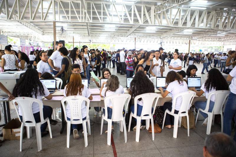 Durante toda esta quinta-feira, 10, a Feira Vocacional da Universidade do Estado do Pará (Uepa) recebeu a visita de estudantes do ensino médio de escolas públicas e particulares da Região Metropolitana de Belém. Cada graduação da Uepa tinha um estande no hall de exposição do Centro Cultural Tancredo Neves (Centur), tudo para que os estudantes pudessem conhecer mais sobre os cursos, a atuação dos profissionais formados e o desenho curricular das disciplinas.
FOTO: NAILANA THIELY / ASCOM UEPA
DATA: 10.05.2018
BELÉM - PARÁ <div class='credito_fotos'>Foto: Nailana Thiely / Ascom Uepa | <a href='/midias/2018/originais/e09aa64d-035d-4dbd-a79d-55008502763d.jpg' download><i class='fa-solid fa-download'></i> Download</a></div>