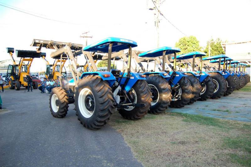 O Governo do Estado, por meio do programa Pará Rural, em solenidade no Sindicato Rural de Santarém (Sirsan), fez a entrega de equipamentos agrícolas (retroescavadeiras, tratores e caminhões), na quinta-feira (5) a 10 municípios da região Oeste do Pará: Santarém, Belterra, Mojuí dos Campos, Alenquer, Itaituba, Novo Progresso, Trairão, Medicilândia, Placas e Jacareacanga.
FOTO: SAMUEL ALVARENGA / ASCOM CRGBA
DATA: 06.07.2018
SANTARÉM - PARÁ <div class='credito_fotos'>Foto: SAMUEL ALVARENGA / ASCOM CRGBA | <a href='/midias/2018/originais/e0a358c9-7463-403f-86bd-5c118ce834dc.jpg' download><i class='fa-solid fa-download'></i> Download</a></div>