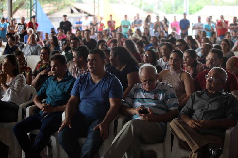 O Governo do Estado entregou (foto) na tarde desta sexta-feira (29), a ordem de serviço para a pavimentação de três quilômetros de vias no munícipio de Bonito, no Nordeste do Estado. O documento foi entregue pelo chefe do Núcleo de Governo, José Megale. O investimento na ordem de R$ 1,3 milhão faz parte dos esforços do Governo do Estado em levar mais qualidade de vida à população. A assinatura contou com a participação do presidente da Assembleia Legislativa do Estado (Alepa), deputado Márcio Miranda, e do deputado Milton Campos, que também entregou as chaves de uma retroescavadeira adquirida através de emenda parlamentar.
FOTO: SIDNEY OLIVEIRA / AG. PARÁ
DATA: 29.06.2018
BONITO - PARÁ <div class='credito_fotos'>Foto: Sidney Oliveira/Ag. Pará | <a href='/midias/2018/originais/e0a5cabd-48e4-469c-922e-b9fa36409d83.jpg' download><i class='fa-solid fa-download'></i> Download</a></div>