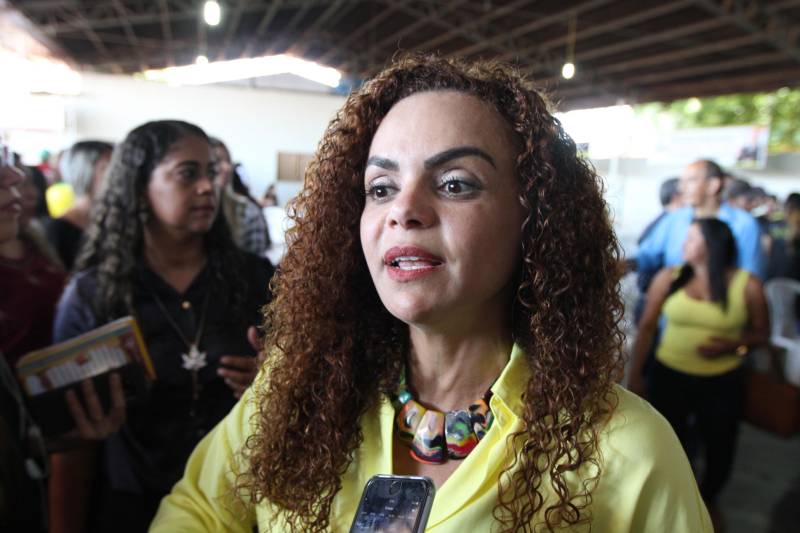 O município de Jacundá, no sudeste paraense, recebeu nesta sexta-feira (6) importantes investimentos em segurança e infraestrutura. O Governo do Estado repassou para o policiamento do município 5 viaturas e 2 veículos para o reforço das ações Departamento de Trânsito do Estado (Detran). Foi entregue ainda a ordem de serviço para a pavimentação asfáltica de cinco quilômetros de vias, na ordem de R$ 3 milhões. A cerimônia foi no salão paroquial da Igreja de Nossa Senhora do Perpetuo Socorro, conduzida pela secretária de Municípios Sustentáveis, Izabela Jatene, que representou o governador Simão Jatene, e contou com a participação de representantes de parlamentares, lideranças comunitárias, entre outras autoridades municipais. Na foto, a secretária de Municípios Sustentáveis, Izabela Jatene.
FOTO: CRISTINO MARTINS / AG. PARÁ
DATA: 06.07.2018
JACUNDÁ - PARÁ <div class='credito_fotos'>Foto: Cristino Martins/Ag. Pará | <a href='/midias/2018/originais/e0a689b1-94c2-4858-8c94-93522c296cbd.jpg' download><i class='fa-solid fa-download'></i> Download</a></div>