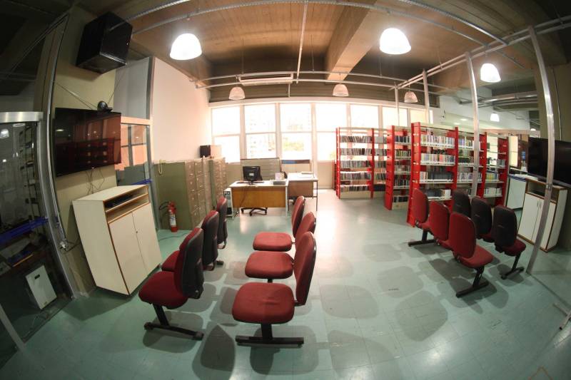 Ao entrar na Biblioteca Arthur Viana, localizada no Centro Cultural e Turístico Tancredo Neves (Centur), é possível visualizar e sentir as diferenças logo ao chegar. O espaço, que desde 2015 passava por reformas, está completamente pronto para sua reinauguração, que deve acontecer já na próxima semana. Iluminação adequada, climatização renovada, mudança de estantes e outros móveis que contribuíram para a ampliação do espaço, além de um verdadeiro upgrade em diversos espaços de convivência, serviços e estudos, trouxeram novos ares a centenária biblioteca.
FOTO: THIAGO GOMES / AG. PARÁ
DATA: 27.04.2018
BELÉM - PARÁ <div class='credito_fotos'>Foto: Thiago Gomes /Ag. Pará | <a href='/midias/2018/originais/e0a9d30b-eae3-4ffb-af26-e986c0d31ba4.jpg' download><i class='fa-solid fa-download'></i> Download</a></div>