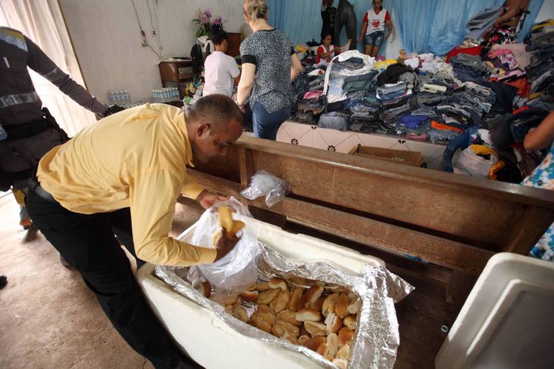 Passados dois dias da enxurrada que destruiu casas e obrigou pessoas a saírem de seus locais de moradia em Paragominas, Governo do Estado e Prefeitura continuam os trabalhos para atender as famílias afetadas, reconstruir o que ficou destruído e restabelecer a situação de normalidade no município. Desde a manhã da última quinta-feira (12), equipes da Defesa Civil intensificam as ações nos bairros atingidos.
FOTO: SIDNEY OLIVEIRA / AG. PARÁ
DATA: 14.04.2018
PARAGOMINAS - PARÁ <div class='credito_fotos'>Foto: Sidney Oliveira/Ag. Pará | <a href='/midias/2018/originais/e0ba9e6d-2b42-4e49-9fb4-813b4f1ca59b.jpg' download><i class='fa-solid fa-download'></i> Download</a></div>