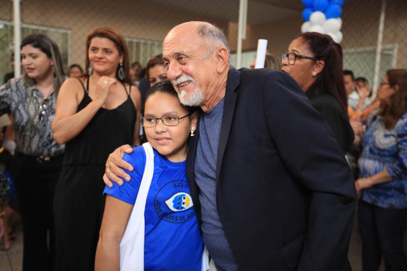 "Hoje vim para uma agenda de inauguração, mas vivi uma experiência de amor, que emana em cada ação dos alunos, professores, direção e de cada um que faz parte desta escola que se torna tão especial porque tem alma". A declaração foi feita pelo governador Simão Jatene (foto), nesta terça, 27, durante a inauguração da obra de reforma e ampliação da Escola Álvares de Azevedo, localizada no Bairro de Batista Campos, em Belém. O governador transformou a inauguração em uma grande confraternização. Passou a tarde na Escola e fez questão de cantar e dançar com os alunos, que expressaram muita gratidão pela obra. Atendendo atualmente 436 alunos, a “Álvares de Azevedo” é uma Unidade Especializada dedicada à educação de estudantes com deficiência visual, e que trabalha nos eixos da educação e da habilitação.
FOTO: MÁCIO FERREIRA / AG. PARÁ
DATA: 27.03.2018
BELÉM - PARÁ <div class='credito_fotos'>Foto: MÁCIO FERREIRA/ AG. PARÁ | <a href='/midias/2018/originais/e0bf4f71-d1c5-45f7-9028-5b6dc3ddf55f.jpg' download><i class='fa-solid fa-download'></i> Download</a></div>