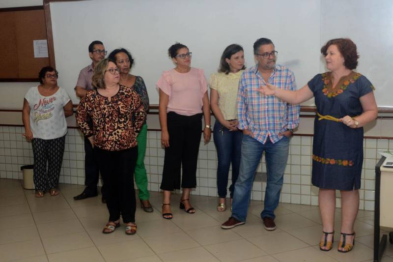 Profissionais da Educação da rede pública participaram (foto), nesta segunda-feira (25), do 4º Encontro de Formação de Formadores Locais das Secretarias Municipais e Estaduais de Educação. A ação que integra o Pacto Nacional pela Alfabetização na Idade Certa (PNAIC), segue até amanhã (26), na Universidade da Amazônia (Unama), em Belém. A formação promovida pelo Governo Federal, em parceria com a Secretaria de Estado de Educação (Seduc), por meio da Secretaria Adjunta de Ensino (Saen), atua na formação de educadores nos níveis da pré-escola, da educação infantil e das séries iniciais do ensino médio.
FOTO: ELISEU DIAS / ASCOM SEDUC
DATA: 25.06.2018
ANANINDEUA - PARÁ <div class='credito_fotos'>Foto: Eliseu Dias / Ascom Seduc | <a href='/midias/2018/originais/e0c63e1c-f9ab-4cab-8a78-b9d514be1706.jpg' download><i class='fa-solid fa-download'></i> Download</a></div>