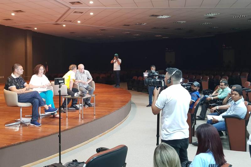 Os organizadores acertam os últimos detalhes do I Salão do Livro do Sul e Sudeste do Pará, que será aberto oficialmente nesta sexta-feira (27), a partir das 19 h, no auditório do Carajás Centro de Convenções Leonildo Borges Rocha, em Marabá. O evento, que prossegue até 06 de maio. Nesta quinta-feira (26) jornalistas de Marabá conheceram a programação do evento durante entrevista coletiva com a diretora de Cultura da Secult, Ana Catarina Brito; José Sherer, secretário de Cultura de Marabá; Melquíades Justiniano, diretor do Cine Marrocos, e Robério Silva, representante da Associação Nacional de Livrarias.
FOTO: ASCOM CRGSP
DATA: 26.04.2018
MARABÁ - PARÁ <div class='credito_fotos'>Foto: ASCOM CRGSP | <a href='/midias/2018/originais/e0c6ee32-75c5-46a1-94ec-ef0539540f1a.jpg' download><i class='fa-solid fa-download'></i> Download</a></div>