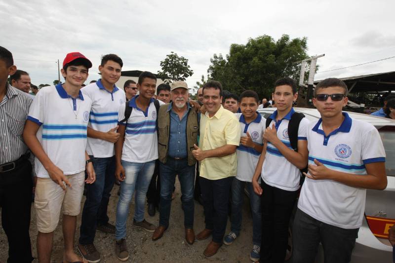 Onze municípios do sul e sudeste paraense recebem recursos do Estado para recuperar ruas e vicinais atingidas pelas enchentes e fortes chuvas que caem na região. Em agenda oficial nesta sexta-feira (6), o governador Simão Jatene (foto) assinou, pela manhã, no Parque de Exposições Valeu Boi Leilões, em Rio Maria, os convênios que garantem o repasse de cerca de R$ 4 milhões. As obras de caráter emergencial serão executadas pelas prefeituras em parceria com a Secretaria de Estado de Transportes (Setran). O objetivo é recuperar a trafegabilidade nessas localidades e assegurar o direito de ir e vir da população. Na manhã desta sexta, foram assinados nove convênios, com os municípios de Redenção, Pau D’Arco, São Félix do Xingu, Santa Maria das Barreiras, Tucumã, Água Azul do Norte, Xinguara, Bannach e Rio Maria. Além da Setran, participam da ação o Centro Regional de Governo do Sudeste do Pará e a Defesa Civil. “O valor do investimento em cada município vai depender da necessidade verificada pelas equipes do Estado e das prefeituras. O recurso não será usado para reconstruir vias, mas para restabelecer a trafegabilidade”, disse o secretário de Transportes, Kléber Menezes.
FOTO: ANTÔNIO SILVA / AG. PARÁ
DATA: 06.04.2018
RIO MARIA - PARÁ <div class='credito_fotos'>Foto: Antônio Silva/Ag. Pará | <a href='/midias/2018/originais/e0cde87f-b64b-49c1-95c0-c03b722419f3.jpg' download><i class='fa-solid fa-download'></i> Download</a></div>