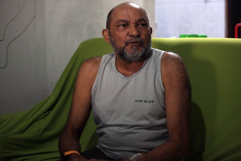 Outro que aprova o tratamento destinado aos pacientes renais do Monteiro Leite é o comerciante Amaury Barbosa (foto), 62 anos. “O serviço é perfeito. Graças a esse atendimento com a hemodiálise, eu me cuido e posso levar uma vida normal depois que retirei um dos rins. Só tenho a agradecer, principalmente pelo atendimento. Costumo dizer a eles, quando acaba a sessão e vou embora, uma metáfora verdadeira: sem vocês eu não vivo!”, relata o paciente.

FOTO: SIDNEY OLIVEIRA/AG. PARÁ
DATA: 25.11.2018
BELÉM - PARÁ <div class='credito_fotos'>Foto: Sidney Oliveira/Ag. Pará   |   <a href='/midias/2018/originais/e0cece7a-1413-4752-aa57-87311fa325be.jpg' download><i class='fa-solid fa-download'></i> Download</a></div>