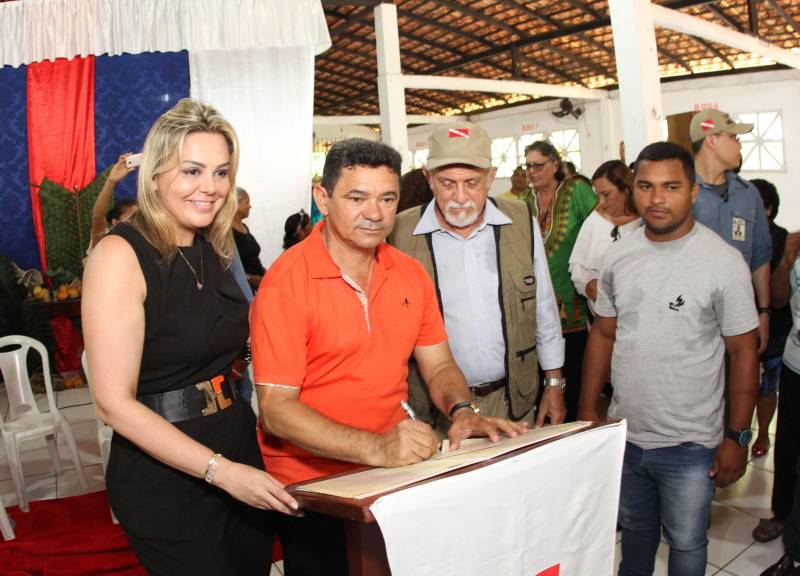 Cento e dezoito famílias da comunidade quilombola do Caeté, no município de Abaetetuba, no nordeste do Estado, foram beneficiadas com um título coletivo de terra. Com o documento, o Governo do Estado, por meio do Instituto de Terras do Pará (Iterpa), reconhece o direito de uma população que há décadas ocupa e trabalha na área. A cerimônia de entrega ocorreu na manhã deste sábado (24), no Centro Comunitário, e contou com a participação do governador Simão Jatene. A área titulada corresponde a cerca de 1.400 hectares. Agora, devidamente respaldadas, as famílias poderão ter acesso a empréstimos, políticas públicas, entre outros benefícios que possibilitam o desenvolvimento da sua produção e a continuidade de suas tradições. “Com o documento de terra a comunidade passa a ter segurança jurídica e acesso a créditos, financiamentos e outros benefícios que antes não lhes era permitido. Além disso, agora eles poderão produzir com mais segurança, mantendo a terra entre as futuras gerações”, afirmou o governador Simão Jatene. Na foto, o prefeito de Abaetetuba, Alcides Negrão (Chita, camisa laranja).
FOTO: CRISTINO MARTINS / AG. PARÁ
DATA: 24.03.2018
ABAETETUBA - PARÁ
<div class='credito_fotos'>Foto: Cristino Martins/Ag. Pará | <a href='/midias/2018/originais/e0cf8c0a-b3e6-4277-a2e8-294f2b53049a.jpg' download><i class='fa-solid fa-download'></i> Download</a></div>