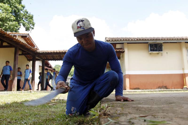 A Superintendência do Sistema Penitenciário do Estado do Pará (Susipe) e a Fundação Pro Paz, através de uma parceria, realizam o Projeto Conquistando a Liberdade na Escola Estadual de Ensino Médio e Fundamental Eunice Weaver, no bairro da Pratinha, em Belém, com o objetivo de reintegrar socialmente a pessoa encarcerada, por meio da prestação de serviços à sociedade de maneira voluntária. Na foto, o detento Manoel Tavares.
FOTO: AKIRA ONUMA / ASCOM SUSIPE
DATA: 07.03.2018
BELÉM - PARÁ <div class='credito_fotos'>Foto: Akira Onuma / Ascom Susipe | <a href='/midias/2018/originais/e0d39470-40f6-478f-a4df-9c7c3367aed6.jpg' download><i class='fa-solid fa-download'></i> Download</a></div>