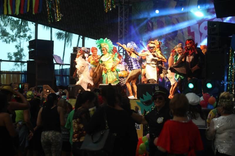 Mais de quatro mil idosos caíram na folia na tarde desta quarta-feira (7), durante o 18° Baile Carnavalesco da Melhor Idade, do projeto Vida Ativa, executado pela Secretaria de estado de Esporte e Lazer (Seel). Uma das grandes atrações foi o concurso que escolheu a “Rainha das Rainhas” da terceira idade, título que este ano ficou com a candidata Lindaura Cardoso, de 63 anos.
FOTO: CARLOS SODRÉ / AG. PARÁ
DATA: 07.02.2018
BELÉM - PARÁ <div class='credito_fotos'>Foto: CARLOS SODRÉ / AG. PARÁ | <a href='/midias/2018/originais/e0dac366-e980-4d42-9b54-34ade60a0662.jpg' download><i class='fa-solid fa-download'></i> Download</a></div>