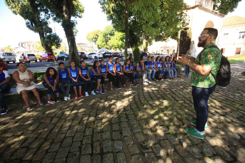 Criado em 2004, o projeto tem o objetivo de auxiliar crianças e jovens dos 8 aos 18 anos, em um período complementar à escola. O programa atende uma média de 2.500 alunos por ano em sete bairros de Belém. São oferecidas atividades de artes, esporte, cultura e lazer. Mas com a intenção de diminuir a evasão escolar, o Pro Paz oferece formas lúdicas de ensino de disciplinas tradicionais como matemática, português e história, como a palestra com o historiador na manhã desta sexta-feira. “Esse trabalho surgiu com o objetivo da prevenção. Queremos tirar esses alunos atendidos da rua, da vulnerabilidade social. Quando eles não estão na escola, eles estão com a gente, protegidos, desenvolvendo atividades e descobrindo suas potencialidades”, disse Mônica Altman, presidente do Pro Paz. Na foto, o historiador Aldrin Figueiredo.
FOTO: MÁCIO FERREIRA /AG. PARÁ
DATA: 11.05.2018
BELÉM - PARÁ <div class='credito_fotos'>Foto: MÁCIO FERREIRA/ AG. PARÁ | <a href='/midias/2018/originais/e0ea4c18-fbb5-4366-b4cf-79e58ff88e21.jpg' download><i class='fa-solid fa-download'></i> Download</a></div>