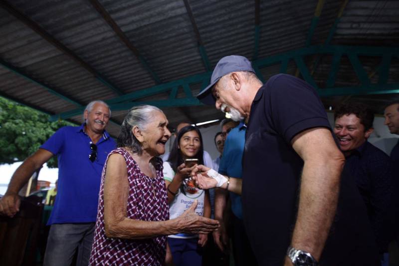 O distrito de Alter do Chão, destino turístico internacional onde fica a praia que já foi eleita a mais bonita do Brasil, recebe investimentos do governo do Estado nas áreas de infraestrutura e saneamento básico. O governador Simão Jatene (foto), que cumpre agenda em três municípios do oeste paraense nesta sexta-feira (9) e sábado (10), assinou nesta sexta a ordem de serviço que autoriza o início da construção do novo sistema de abastecimento de água da vila, localizada a cerca de 28 quilômetros de Santarém. Orçada em R$ 11 milhões, a obra vai levar água de qualidade aos mais de sete mil habitantes da comunidade. Com o novo sistema de captação e tratamento de água, a meta é alcançar 100% dos imóveis no distrito. Segundo o presidente da Companhia de Saneamento do Pará (Cosanpa), Cláudio Conde, a obra é uma implantação pioneira em Alter do Chão, já que será o primeiro sistema do tipo fora de um núcleo urbano. O contrato com a empresa executora foi assinado na quinta-feira (8). A previsão é que os trabalhos sejam iniciados imediatamente e concluídos no prazo de 18 meses.
FOTO: THIAGO GOMES / AG. PARÁ
DATA: 09.03.2018
SANTARÉM - PARÁ <div class='credito_fotos'>Foto: Thiago Gomes /Ag. Pará | <a href='/midias/2018/originais/e0eff26c-bbdf-4095-8c54-3e5e90ee0871.jpg' download><i class='fa-solid fa-download'></i> Download</a></div>