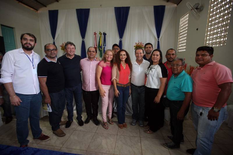 Já durante o evento em Augusto Corrêa, realizado no Centro Nossa Senhora de Nazaré e no Hospital Municipal, o prefeito Filho Barreto lembrou que o município sempre foi beneficiado com obras pela gestão estadual. Desta vez, além do investimento de quase R$ 2 milhões em 4 km de pavimentação, o Governo do Pará também conseguiu um convênio para o asfaltamento da PA-462, que liga o município à Viseu, e ainda a reforma de duas escolas estaduais, o que totaliza cerca de R$ 35 milhões em recursos.
FOTO: SIDNEY OLIVEIRA / AG. PARÁ
DATA: 14.06.2018
AUGUSTO CORRÊA - PARÁ <div class='credito_fotos'>Foto: Sidney Oliveira/Ag. Pará | <a href='/midias/2018/originais/e1083f9d-2b99-40a3-b41f-50ae04b786b3.jpg' download><i class='fa-solid fa-download'></i> Download</a></div>
