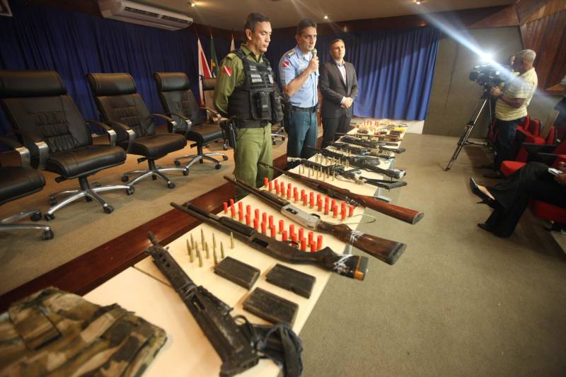 Durante incursões no Complexo Penitenciário de Santa Izabel e em área de mata das adjacências, foram apreendidas 11 armas, dois coletes, carregadores, farta munição, estoques, facas e ferramentas. A ação foi executada na terça (10) e na manhã de quarta-feira (11) por militares do Batalhão de Polícia Penitenciária (BPOP), Ronda Ostensiva Tática Metropolitana (Rotam), Companhia de Operações Especiais (COE) e Grupo Tático Operacional (GTO)/Comando de Policiamento Regional III – Castanhal. De acordo com a Polícia Militar, as armas são quatro fuzis, uma carabina, uma submetralhadora, duas espingardas, duas pistolas e uma arma caseira. Dentre os fuzis, estão três de calibre 7,62mm. Todo o material apreendido será encaminhado à Polícia Civil.
FOTO: THIAGO GOMES / AG. PARÁ
DATA: 11.04.2018
BELÉM - PARÁ <div class='credito_fotos'>Foto: Thiago Gomes /Ag. Pará | <a href='/midias/2018/originais/e10895e5-d9cf-43ff-bc74-aa28f188f0ac.jpg' download><i class='fa-solid fa-download'></i> Download</a></div>