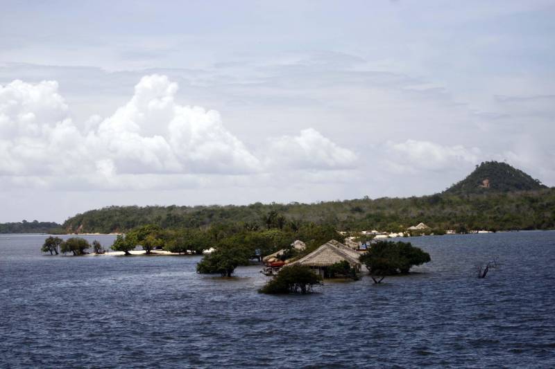 O distrito de Alter do Chão, destino turístico internacional onde fica a praia que já foi eleita a mais bonita do Brasil, recebe investimentos do governo do Estado nas áreas de infraestrutura e saneamento básico. O governador Simão Jatene, que cumpre agenda em três municípios do oeste paraense nesta sexta-feira (9) e sábado (10), assinou nesta sexta a ordem de serviço que autoriza o início da construção do novo sistema de abastecimento de água da vila, localizada a cerca de 28 quilômetros de Santarém. Orçada em R$ 11 milhões, a obra vai levar água de qualidade aos mais de sete mil habitantes da comunidade. Com o novo sistema de captação e tratamento de água, a meta é alcançar 100% dos imóveis no distrito. Segundo o presidente da Companhia de Saneamento do Pará (Cosanpa), Cláudio Conde, a obra é uma implantação pioneira em Alter do Chão, já que será o primeiro sistema do tipo fora de um núcleo urbano. O contrato com a empresa executora foi assinado na quinta-feira (8). A previsão é que os trabalhos sejam iniciados imediatamente e concluídos no prazo de 18 meses.
FOTO: THIAGO GOMES / AG. PARÁ
DATA: 09.03.2018
SANTARÉM - PARÁ <div class='credito_fotos'>Foto: Thiago Gomes /Ag. Pará | <a href='/midias/2018/originais/e10f013c-67c3-4e17-a79b-20d7758a6a5f.jpg' download><i class='fa-solid fa-download'></i> Download</a></div>