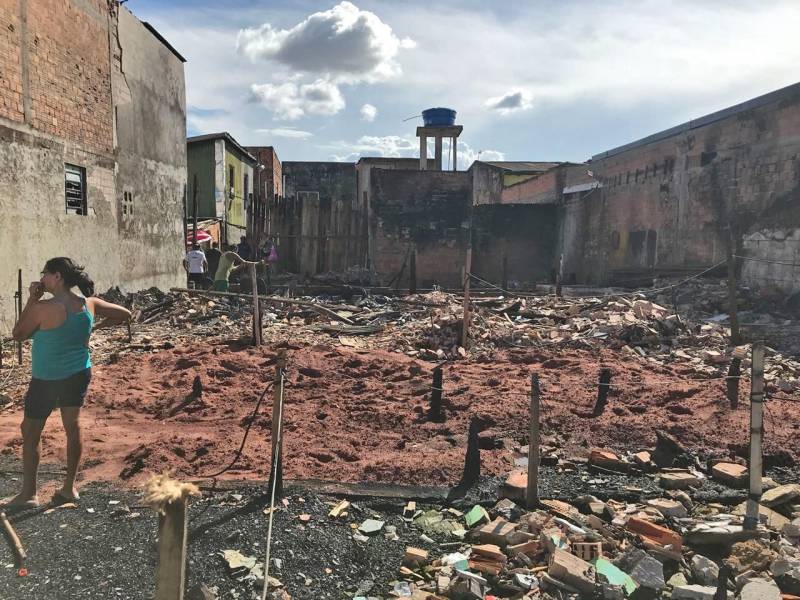 As famílias que perderam suas casas no incêndio ocorrido no final de maio no Bairro do Guamá, em Belém, receberão nos próximos dias o Cheque Moradia, programa habitacional do Governo do Pará, coordenado pela Companhia de Habitação (Cohab). O fogo destruiu 17 moradias na Vila Santa Maria Gorete, localizada na Passagem Serrão Castro, prejudicando mais de 100 pessoas e causando uma morte. A presidente da Cohab, Lene Farinha, esteve na segunda-feira (18) no local e se reuniu (foto) com representantes das famílias no prédio da Estação Cidadania do Guamá, para apresentar o projeto arquitetônico que está sendo elaborado para as novas moradias. Participaram ainda do encontro representantes da Defesa Civil Municipal, da Secretaria Municipal de Habitação de Belém e Fundação Papa João XXIII (Funpapa).
FOTO: ASCOM / COHAB
DATA: 19.06.2018
BELÉM - PARÁ <div class='credito_fotos'>Foto: ASCOM COHAB | <a href='/midias/2018/originais/e111d370-506b-4e8a-a8a8-222777f1d5c1.jpg' download><i class='fa-solid fa-download'></i> Download</a></div>