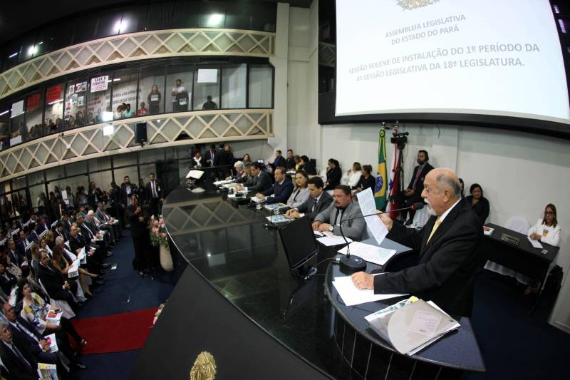 O governador Simão Jatene entregou, na manhã desta terça-feira (6), a "Mensagem Governamental do Pará à Assembleia Legislativa 2018", em sessão especial que abriu os trabalhos da Casa no exercício 2018. A leitura do documento destacou os principais resultados alcançados pelo governo no ano anterior e fez prognósticos de obras e serviços previstos para este ano.
FOTO: ANTONIO SILVA / AG. PARÁ
DATA: 06.02.2018
BELÉM - PARÁ <div class='credito_fotos'>Foto: Antônio Silva/Ag. Pará | <a href='/midias/2018/originais/e12794dc-cb4d-43ea-8fe0-e069ccc98f2a.jpg' download><i class='fa-solid fa-download'></i> Download</a></div>