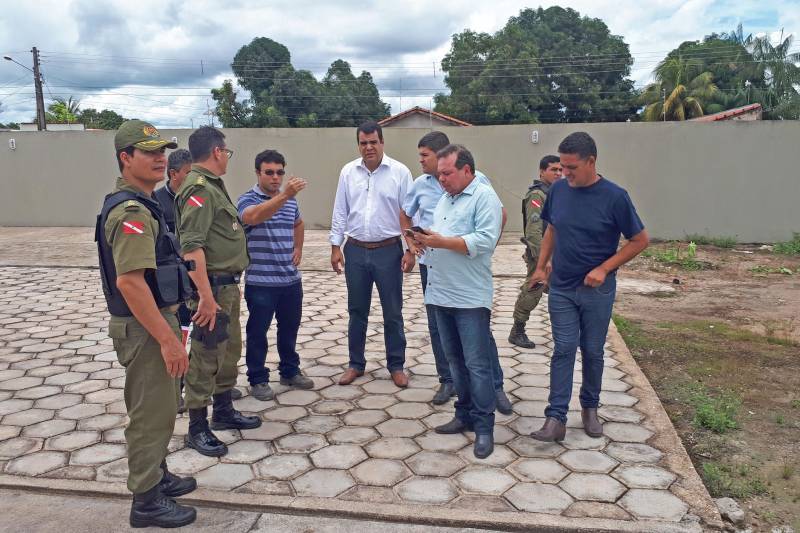 O Centro Regional de Governo do Sudeste do Pará completou 100 dias de trabalho no início deste mês. A data foi marcada por uma agenda especial da Secretaria Extraordinária dos Municípios Sustentáveis (Semsu) em 10 municípios da região. Durante as visitas, entre os dias 9 e 12, o secretário regional, Jorge Bittencourt, e coordenadores do Centro, participaram de reuniões de integração, acompanharam obras em andamento e inaugurações, como a da Unidade Pro Paz Integrada (UIPP), e a entrega de uma viatura para a Polícia Civil, em Brejo Grande do Araguaia. Na agenda foram assinados convênios também em São Domingos do Araguaia, Curionópolis, Canaã dos Carajás, Rio Maria, Pau D’Arco e Xinguara, que totalizam mais de 25 milhões de reais em investimentos do Governo do Pará nas áreas de saúde, educação e infraestrutura. O Centro Regional de Governo do Sudeste do Pará, instalado em Marabá, tem fortalecido a aproximação com os 39 municípios da mesorregião sudeste, composta pelas cidades das regiões de integração de Carajás, Araguaia, Lago de Tucuruí e mais cinco municípios do Rio Capim. Na foto, visita ao comando da PM em Redenção.
FOTO: KÉLIA SANTOS / ASCOM CRGSP
DATA: 26.02.2018
REDENÇÃO - PARÁ <div class='credito_fotos'>Foto: KÉLIA SANTOS / ASCOM CRGSP | <a href='/midias/2018/originais/e12f24a7-b6f0-47ca-ba1f-eba4dec9dee8.jpg' download><i class='fa-solid fa-download'></i> Download</a></div>