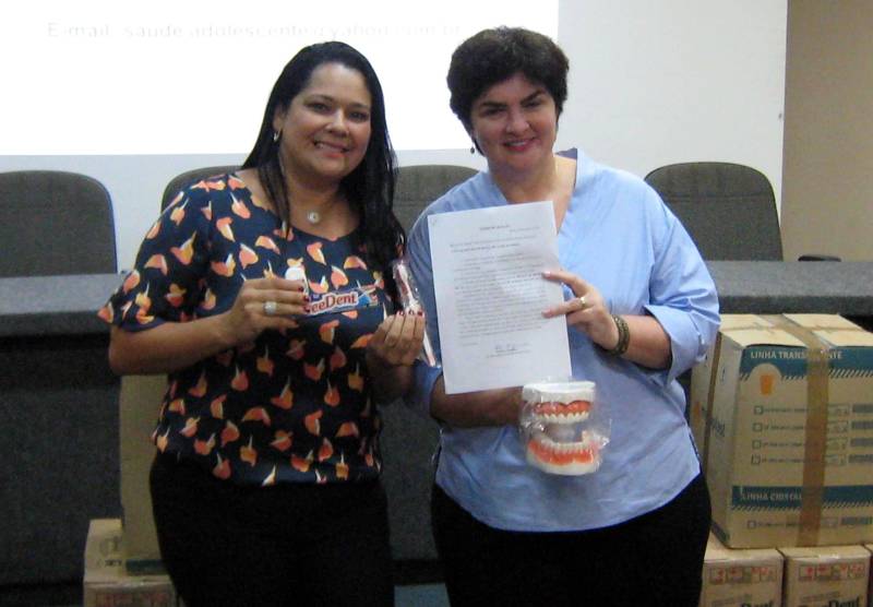 Todos os 144 municípios paraenses receberam 500 kits de higiene bucal e um macro modelo de escovação, entregues pela Secretaria de Estado de Saúde Pública (Sespa) na manhã desta quarta-feira (28), na sede da Escola de Governança Pública, em Belém. Os kits vão reforçar as ações da Política Nacional de Saúde Bucal e dar suporte à ampliação e qualidade do trabalho realizado pelas equipes de saúde bucal que atuam na Atenção Básica, principal acesso ao Sistema Único de Saúde (SUS). As equipes são responsáveis pela promoção, prevenção, diagnóstico, tratamento, reabilitação e manutenção da saúde, com a meta de solucionar pelo menos 80% das demandas apresentadas pela população. Na foto, a secretária adjunta de Estado de Saúde, Heloisa Guimarães, com a secretária de Saúde de Ourém, Elainy Nazaré de Sousa, durante a entrega de kits de higiene bucal.
FOTO: MOZART LIRA / ASCOM SESPA
DATA: 28.02.2018
BELÉM - PARÁ <div class='credito_fotos'>Foto: MOZART LIRA / ASCOM SESPA | <a href='/midias/2018/originais/e1308e41-1ba1-4351-b66d-4fe34bbd545a.jpg' download><i class='fa-solid fa-download'></i> Download</a></div>