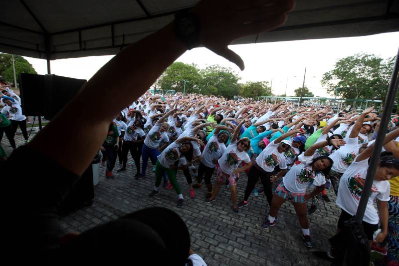“Foi uma semana produtiva, de muito trabalho, de interação com a sociedade, e culminou com a caminhada sustentável (foto), que por sua vez foi extremamente bem-sucedida para mostrarmos que sustentabilidade também envolve saúde”. As palavras do titular da Secretaria de Estado de Meio Ambiente e Sustentabilidade (Semas), Thales Belo, encerraram uma programação vasta do Governo do Pará em alusão à Semana Mundial do Meio Ambiente.

FOTO: SIDNEY OLIVEIRA / AG. PARÁ
DATA: 09.06.2018
BELÉM - PARÁ <div class='credito_fotos'>Foto: Sidney Oliveira/Ag. Pará   |   <a href='/midias/2018/originais/e13b484d-8d92-4fc7-b380-9aa9ece4049f.jpg' download><i class='fa-solid fa-download'></i> Download</a></div>