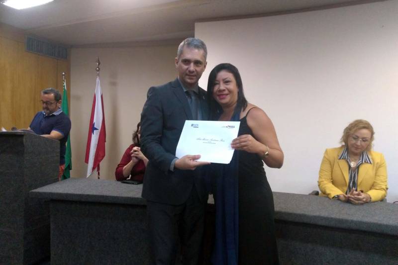 Sessenta e seis alunos da terceira e quarta turmas do curso Técnico em Secretaria Escolar foram certificados na manhã desta segunda-feira, em Belém. A formação foi oferecida pelo Governo do Estado, por meio do Instituto de Formação Profissional e Superior (Iseg) e da Escola de Governança Pública do Estado (EGPA). A cerimônia ocorreu no auditório da autarquia e contou com a presença da secretária de estado de administração, Alice Viana, que representou o governador Simão Jatene.
FOTO: ASCOM / EGPA
DATA: 26.03.2018
BELÉM - PARÁ <div class='credito_fotos'>Foto: ASCOM EGPA | <a href='/midias/2018/originais/e13d31e7-c430-4289-968b-68d45661a06e.jpg' download><i class='fa-solid fa-download'></i> Download</a></div>