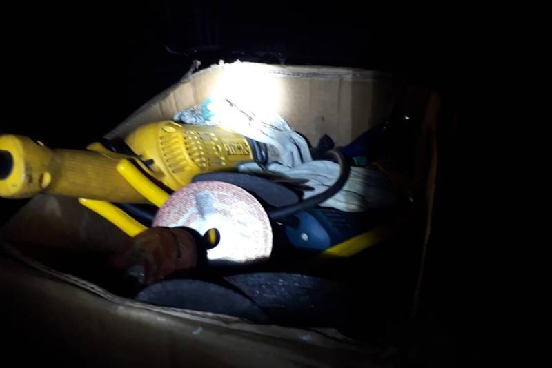 A Polícia Civil impediu o furto de valores em uma agência bancária, na madrugada deste domingo (27), com a prisão em flagrante de quatro homens, no distrito de Vila dos Cabanos, em Barcarena, nordeste paraense. Foi por volta de 1h30. Equipes de policiais civis da Superintendência Regional do Baixo Tocantins, Divisão de Repressão ao Crime Organizado (DRCO), do Grupo de Pronto-Emprego (GPE) e do Núcleo de Apoio à Investigação da região (NAI) já monitoravam o grupo e efetuaram a abordagem no momento em que os acusados já haviam feito um buraco na parede do banco. Na foto, ferramentas apreendidas.

FOTO: ASCOM POLÍCIA CIVIL
DATA: 27.05.2018
BARCARENA - PARÁ <div class='credito_fotos'>Foto: Ascom Polícia Civil   |   <a href='/midias/2018/originais/e13ff611-f556-4d94-ab3a-cfe8358157a0.jpg' download><i class='fa-solid fa-download'></i> Download</a></div>