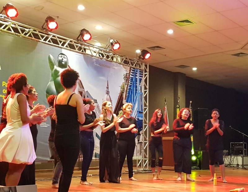 Em seguida, o público refletiu sobre as violências diretas e indiretas vivenciadas pelas mulheres com a performance do Coletivo Teatro Madalenas Tuíras (foto), formado por estudantes da Universidade Federal do Sul e Sudeste do Estado (Unifesspa). Segundo Natália Lopes, estudante de Ciências Sociais, a intenção é relatar a opressão do dia a dia das mulheres, criando um momento de reflexão para todo o público. O Coletivo Teatro Madalenas Tuíras foi criado no final de 2015, após a realização de uma oficina promovida pela Pró-Reitoria de Extensão da Unifesspa. Para Bruna Soares, do curso de Artes Visuais, “a ministrante, ao se deparar com as estudantes, viu um ambiente propício para criar o Coletivo de Teatro Madalenas”. A performance tem várias cenas, como a denúncia à estética imposta, a violência doméstica e psicológica dentro de casa, o assédio e o preconceito de gênero.
FOTO: KÉLIA SANTOS / CRGSP
DATA: 02.05.2018
MARABÁ - PARÁ <div class='credito_fotos'>Foto: KÉLIA SANTOS / ASCOM CRGSP | <a href='/midias/2018/originais/e14173f0-70ed-4c20-986d-4513bff706d5.jpg' download><i class='fa-solid fa-download'></i> Download</a></div>