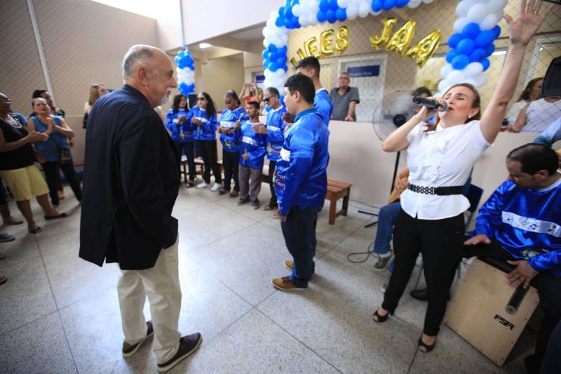 "Hoje vim para uma agenda de inauguração, mas vivi uma experiência de amor, que emana em cada ação dos alunos, professores, direção e de cada um que faz parte desta escola que se torna tão especial porque tem alma". A declaração foi feita pelo governador Simão Jatene (foto), nesta terça, 27, durante a inauguração da obra de reforma e ampliação da Escola Álvares de Azevedo, localizada no Bairro de Batista Campos, em Belém. O governador transformou a inauguração em uma grande confraternização. Passou a tarde na Escola e fez questão de cantar e dançar com os alunos, que expressaram muita gratidão pela obra. Atendendo atualmente 436 alunos, a “Álvares de Azevedo” é uma Unidade Especializada dedicada à educação de estudantes com deficiência visual, e que trabalha nos eixos da educação e da habilitação.
FOTO: MÁCIO FERREIRA / AG. PARÁ
DATA: 27.03.2018
BELÉM - PARÁ <div class='credito_fotos'>Foto: MÁCIO FERREIRA/ AG. PARÁ | <a href='/midias/2018/originais/e14698c2-e57e-49b7-b3a8-f4a34e79317a.jpg' download><i class='fa-solid fa-download'></i> Download</a></div>