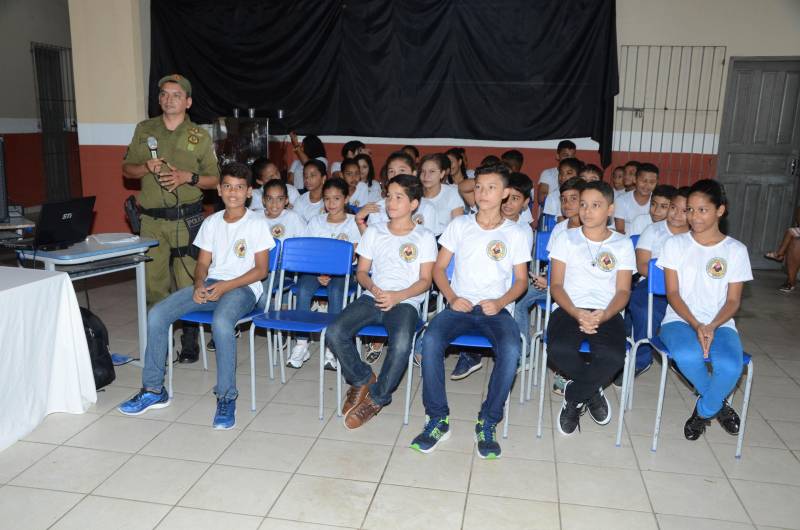 Quarenta e três alunos do 5º ano da Escola Estadual de Ensino Fundamental Prof. Emiliana Sarmento Ferreira, em Belém, participaram da cerimônia de formatura do Programa Educacional de Resistência às Drogas e a Violência (Proerd), realizado pela Secretaria de Estado de Educação (Seduc) em parceria com a Polícia Militar do Estado do Pará.
FOTO: RAI PONTES / ASCOM SEDUC
DATA: 13.11.2018
BELÉM - PARÁ <div class='credito_fotos'>Foto: Rai Pontes/Ascom Seduc | <a href='/midias/2018/originais/e14a17d0-3831-4120-bf55-55cbec3693cc.jpg' download><i class='fa-solid fa-download'></i> Download</a></div>