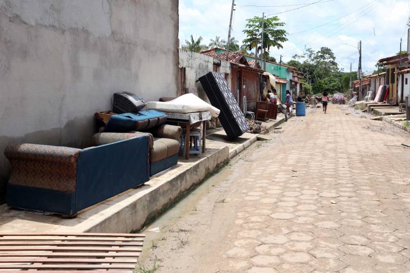 O Governador do Pará, Simão Jatene, esteve durante esta sexta-feira (13) no município de Paragominas. Além de visitar as áreas afetadas pela enxurrada que ocorreu na madrugada da quinta-feira (12), ele conversou com moradores atingidos, reuniu com autoridades municipais, secretários de estado, com o Corpo de Bombeiros e a Defesa Civil para traçar as metas e ações a serem cumpridas para restabelecer a normalidade na cidade. A forte enxurrada, que durou toda a madrugada, alagou cerca de 40% da cidade e atingiu 350 famílias. Até o momento, 13 locais foram adequados para funcionar como abrigo, entre escolas, associações, ginásios, entre outros, para receber desabrigados e desalojados.

FOTO: SIDNEY OLIVEIRA / AG. PARÁ
DATA: 13.04.2018
PARAGOMINAS - PARÁ <div class='credito_fotos'>Foto: Sidney Oliveira/Ag. Pará   |   <a href='/midias/2018/originais/e14ec2b2-e071-446e-8cdb-b8a4067ac7ef.jpg' download><i class='fa-solid fa-download'></i> Download</a></div>