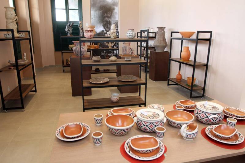 O Governo do Pará entregou nesta quarta-feira, 26, o prédio restaurado da antiga Estação de Trem de Icoaraci (foto). A entrega foi feita pelo governador Simão Jatene. “Estamos recuperando um pedaço importante da história de Belém, de todo o Pará”, disse o governador. Após cinco meses de reforma, a antiga Estação Ferroviária de São João de Pinheiro, atual Icoaraci, foi entregue totalmente restaurada. Há pelo menos 35 anos, o espaço era ocupado pela Cooperativa de Artesãos de Icoaraci (Coarti) e agora vai servir para comercialização e exposição de artesanato, além de espaço para eventos culturais. “Será um espaço multiuso, para manifestações culturais, manifestações sociais e, claro, para a comercialização de artesanato, que é o carro-chefe de Icoaraci”, disse o secretário de estado de Desenvolvimento Econômico, Mineração e Energia (Sedeme), Hildegardo Nunes.

FOTO: CRISTINO MARTINS / AG. PARÁ
DATA: 26.12.2018
ICOARACI - PARÁ <div class='credito_fotos'>Foto: Cristino Martins/Ag. Pará   |   <a href='/midias/2018/originais/e159c43e-ed7e-4fe4-a9e7-b06e330621ed.jpg' download><i class='fa-solid fa-download'></i> Download</a></div>