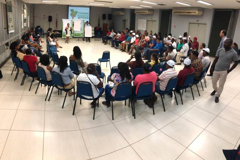 Representantes de 47 comunidades quilombolas de diversas regiões do Pará discutiram em Belém, durante dois dias, estratégias para elaboração do Cadastro Ambiental Rural (CAR) em seus territórios. A oficina foi promovida pelo governo do Estado, por meio da Secretaria de Estado de Meio Ambiente e Sustentabilidade (Semas) e do Programa Municípios Verdes (PMV), aprovado pelo Fundo Amazônia/Banco Nacional de Desenvolvimento Econômico e Social (BNDES). Embora o encontro – realizado na quarta-feira (09) e quinta (10) – tenha sido promovido pelas equipes técnicas da Semas e do PMV, os representantes quilombolas foram protagonistas.
FOTO: ASCOM PMV
DATA: 11.05.2018
BELÉM - PARÁ <div class='credito_fotos'>Foto: ASCOM PMV | <a href='/midias/2018/originais/e15f8e06-a997-4ada-9c7a-16a31b80b3b7.jpg' download><i class='fa-solid fa-download'></i> Download</a></div>